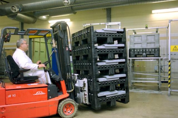 Rigid Plastic Containers vs Collapsible Bulk Boxes