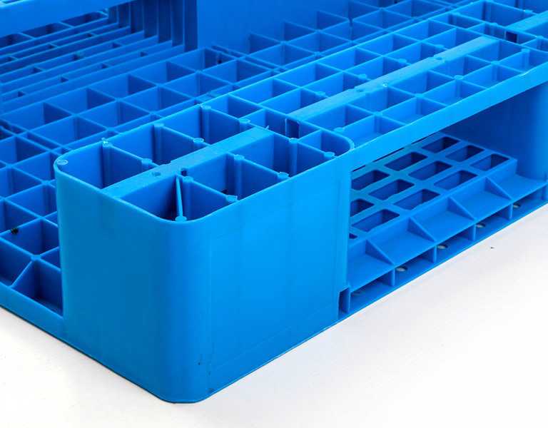 1311 Vented Deck 3-Runner Plastic Pallet