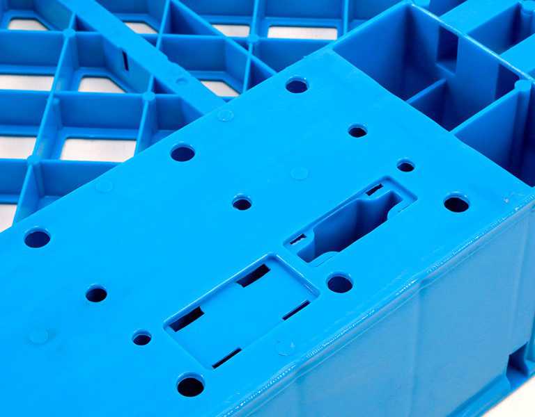 1412 Vented Deck 3-Runner Plastic Pallet