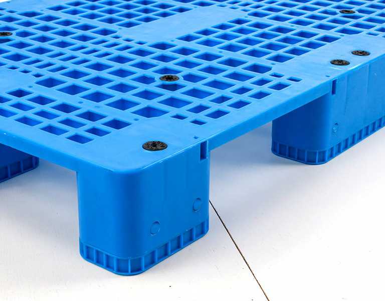 1208 Vented Deck Large 9-Leg Plastic Pallet / Warehouse Mat